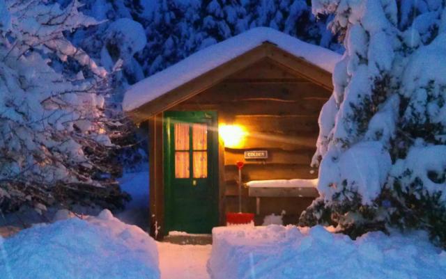 winter_cabin_at_night.jpg